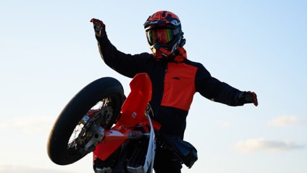 Сред най-особените рекорди е този за най-дългото каране без ръце на една гума. Разстоянието, което трябва да бъде победено, е 918,24 м., изминато от Елиът Грьондал (Швеция) на 28 юли 2023 г. Той сподели, че за първи път въобще кара на една гума 10 години преди рекорда.